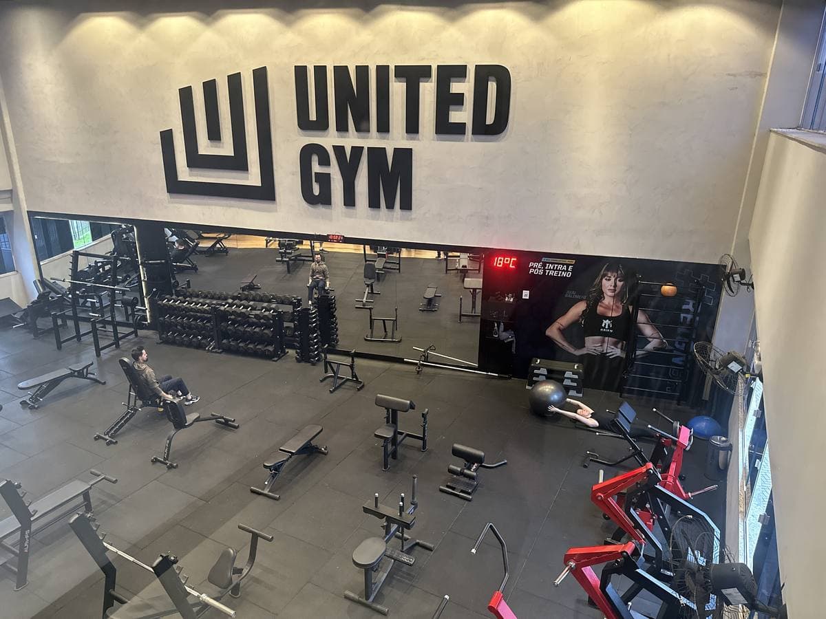 Estrutura da United Gym, sala com aparelhos de musculação