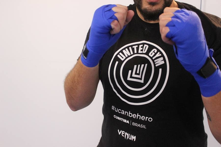 Turma treinando ao lado do octógono da United Gym