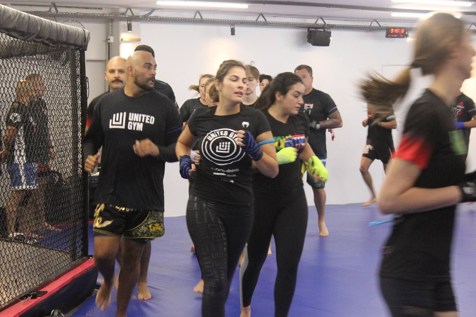 Turma treinando ao lado do octógono da United Gym